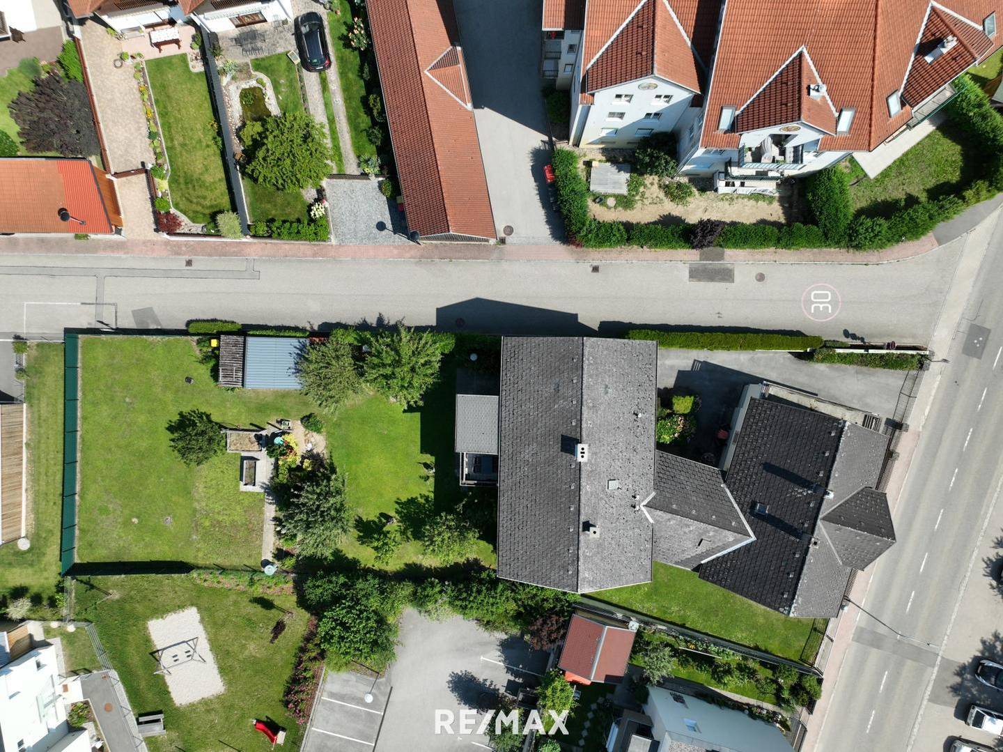 Teilrenovierte Haushälfte mit Balkon und Garten