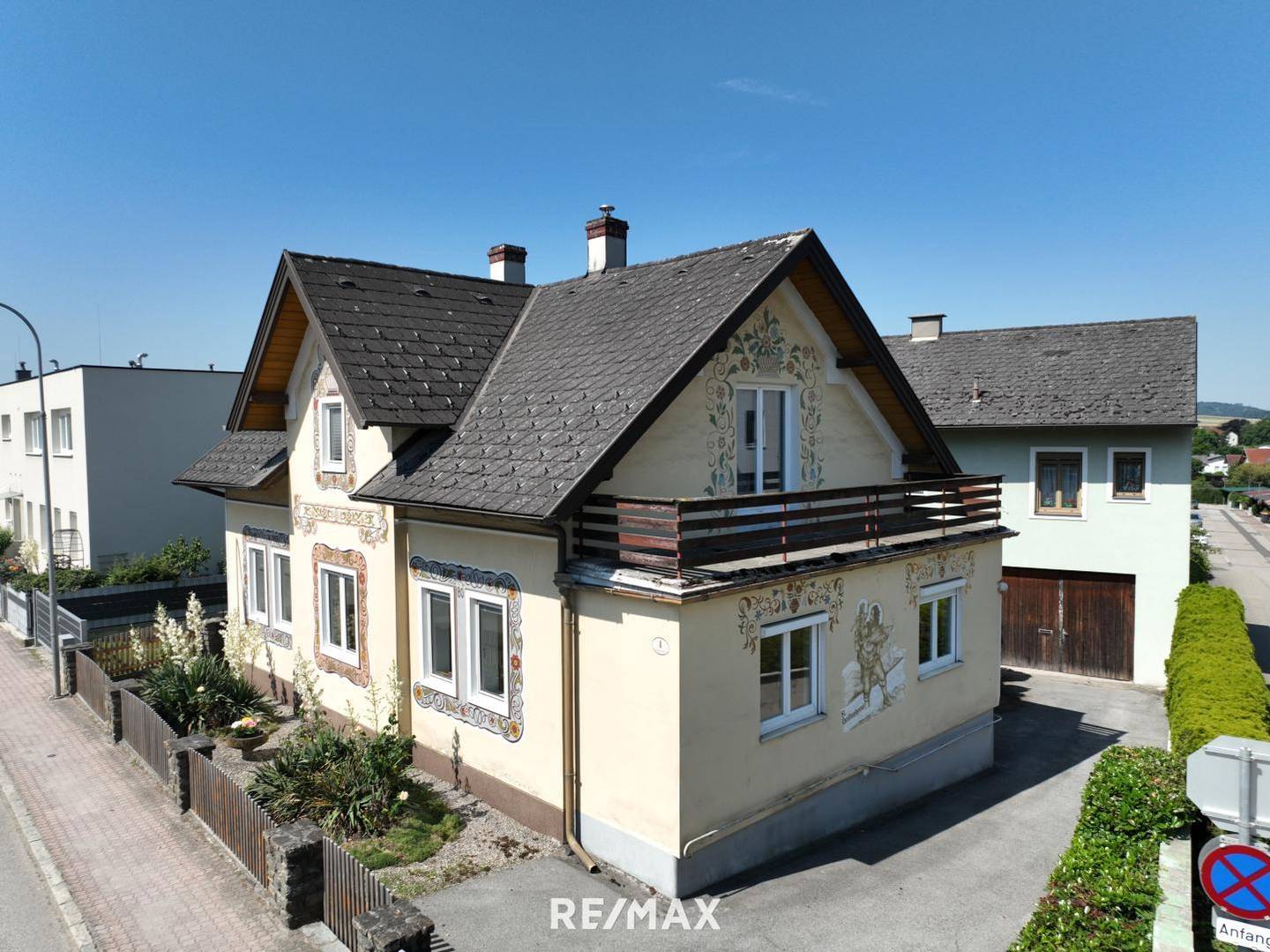Teilrenovierte Haushälfte mit Balkon und Garten