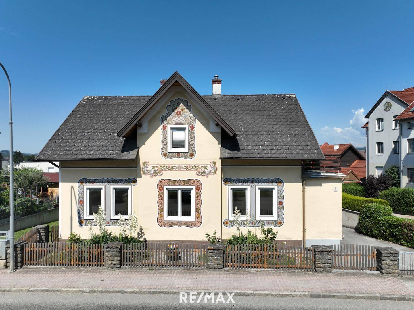 Teilrenovierte Haushälfte mit Balkon und Garten