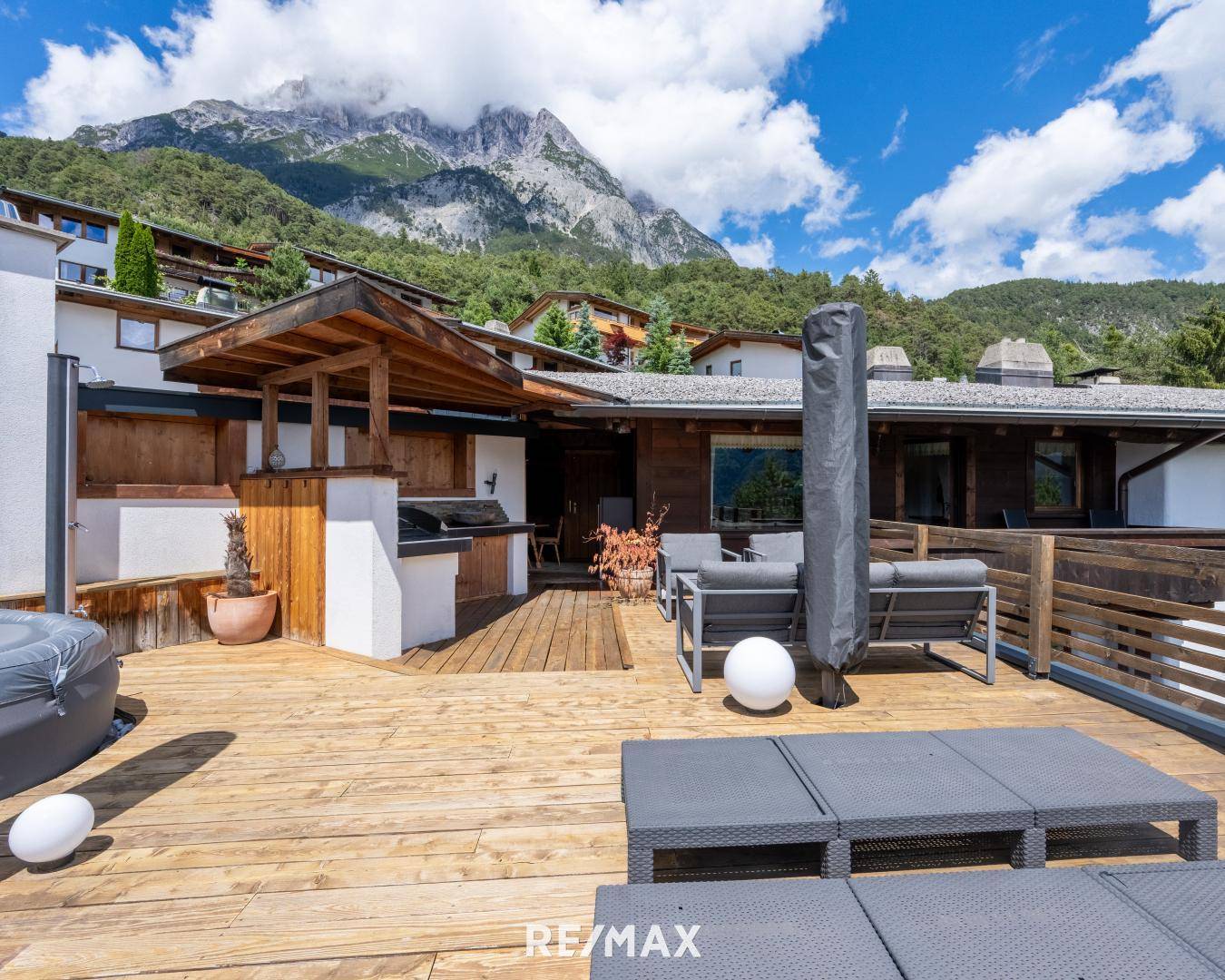 Family House with Panoramic Rooftop Terrace and Wellness Area