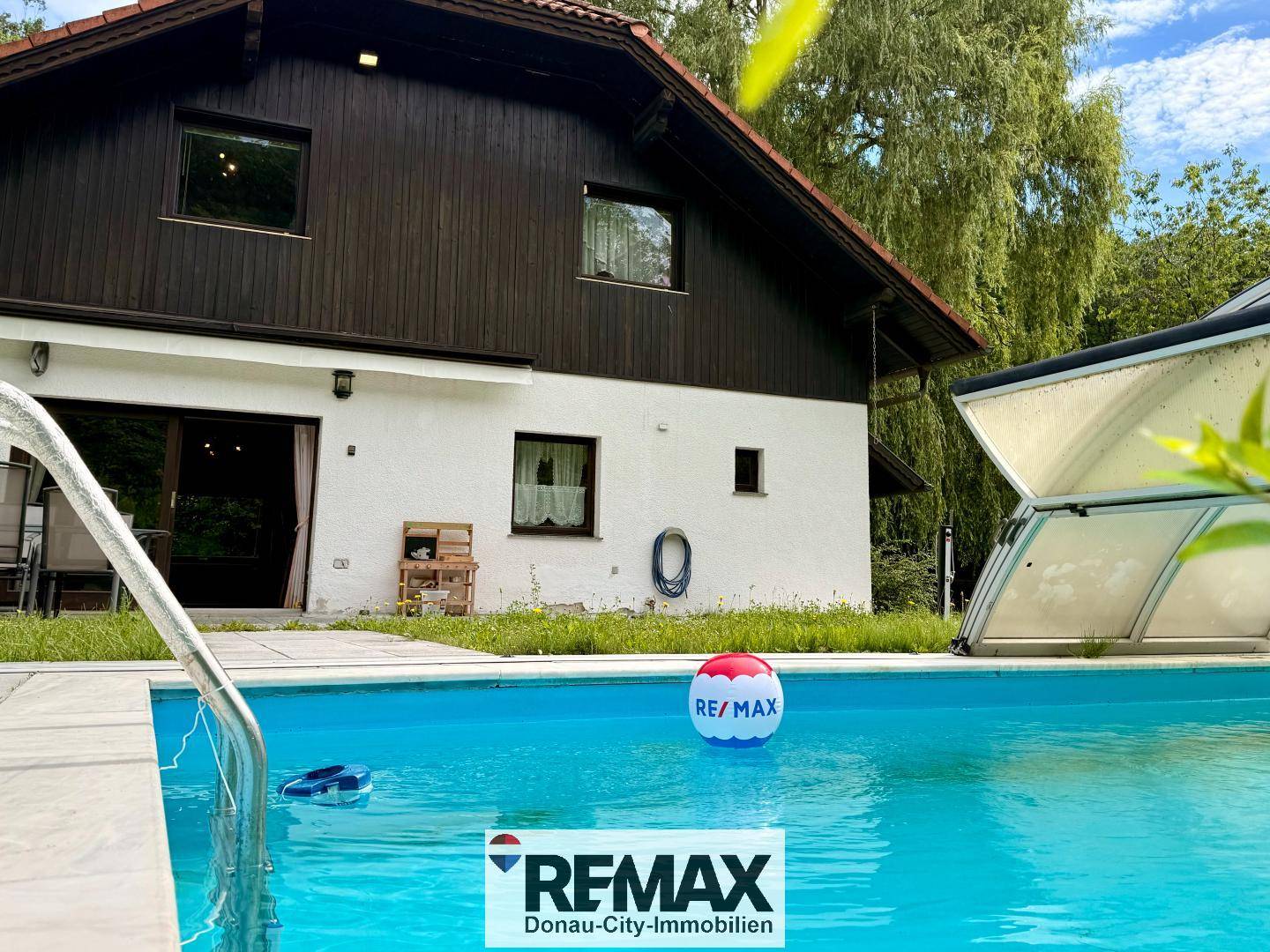 Einfamilienhaus mit Pool und Sauna am Waldrand