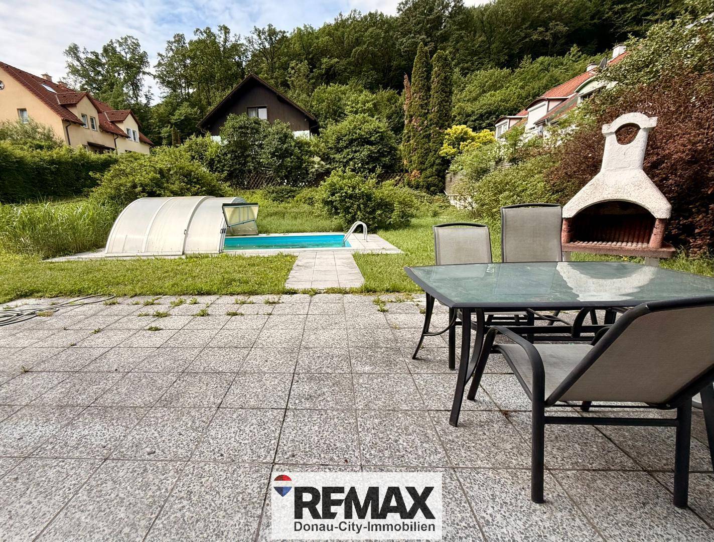 Einfamilienhaus mit Pool und Sauna am Waldrand