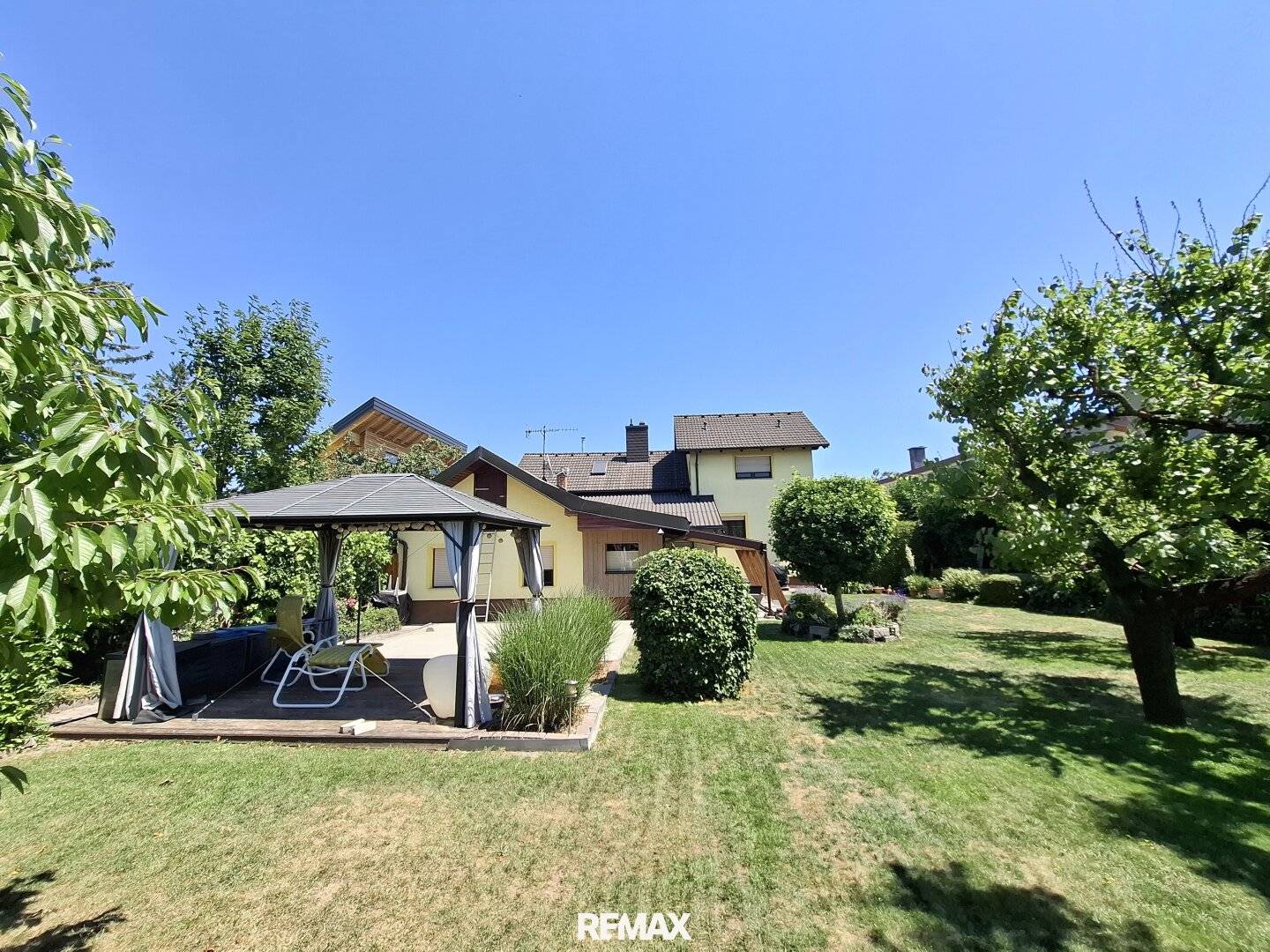 Gepflegtes Haus mit großem Garten und Terrasse am Neufelder See