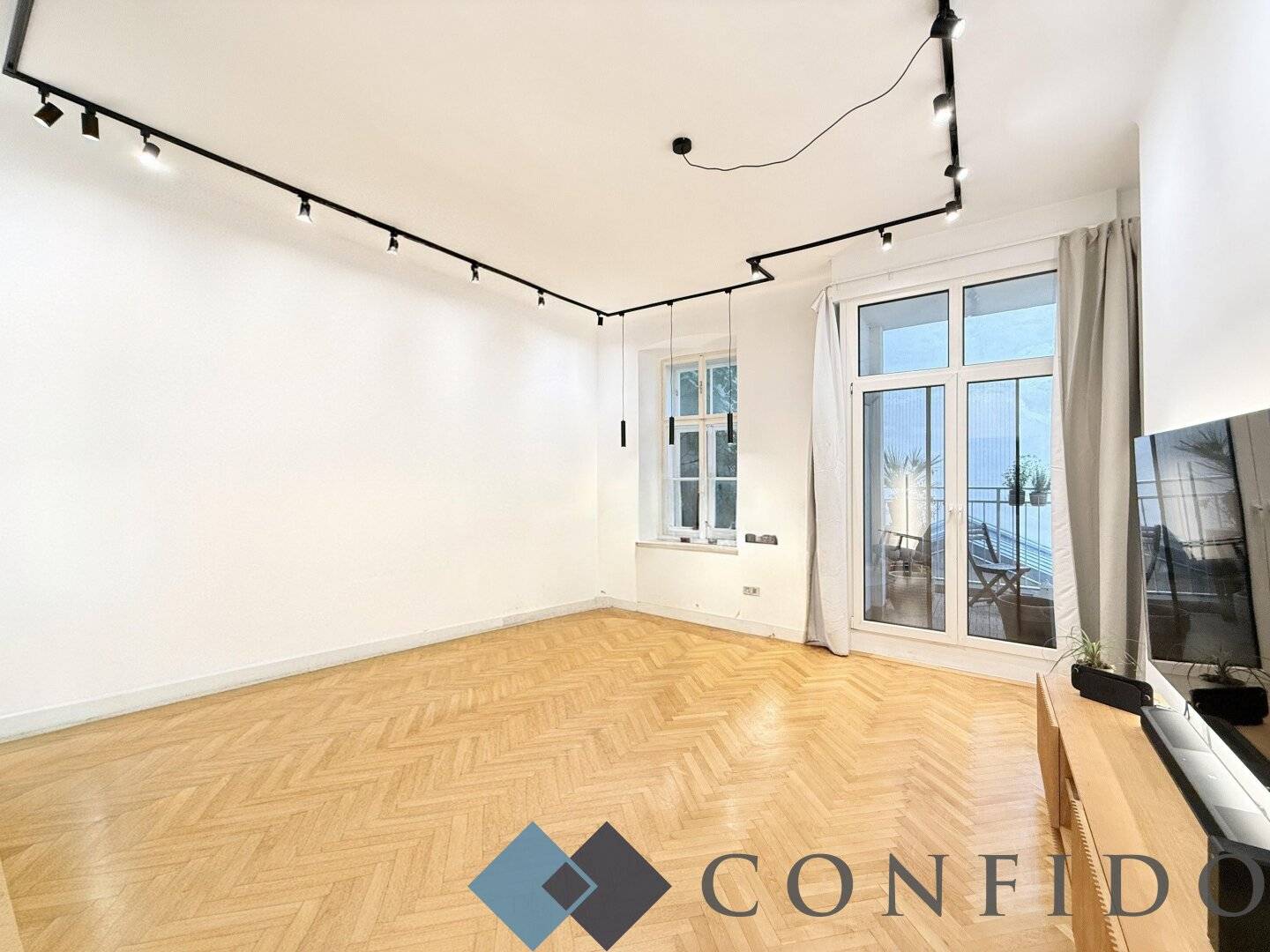 Wohnung im Biedermeierhaus mit Loggia und Balkon