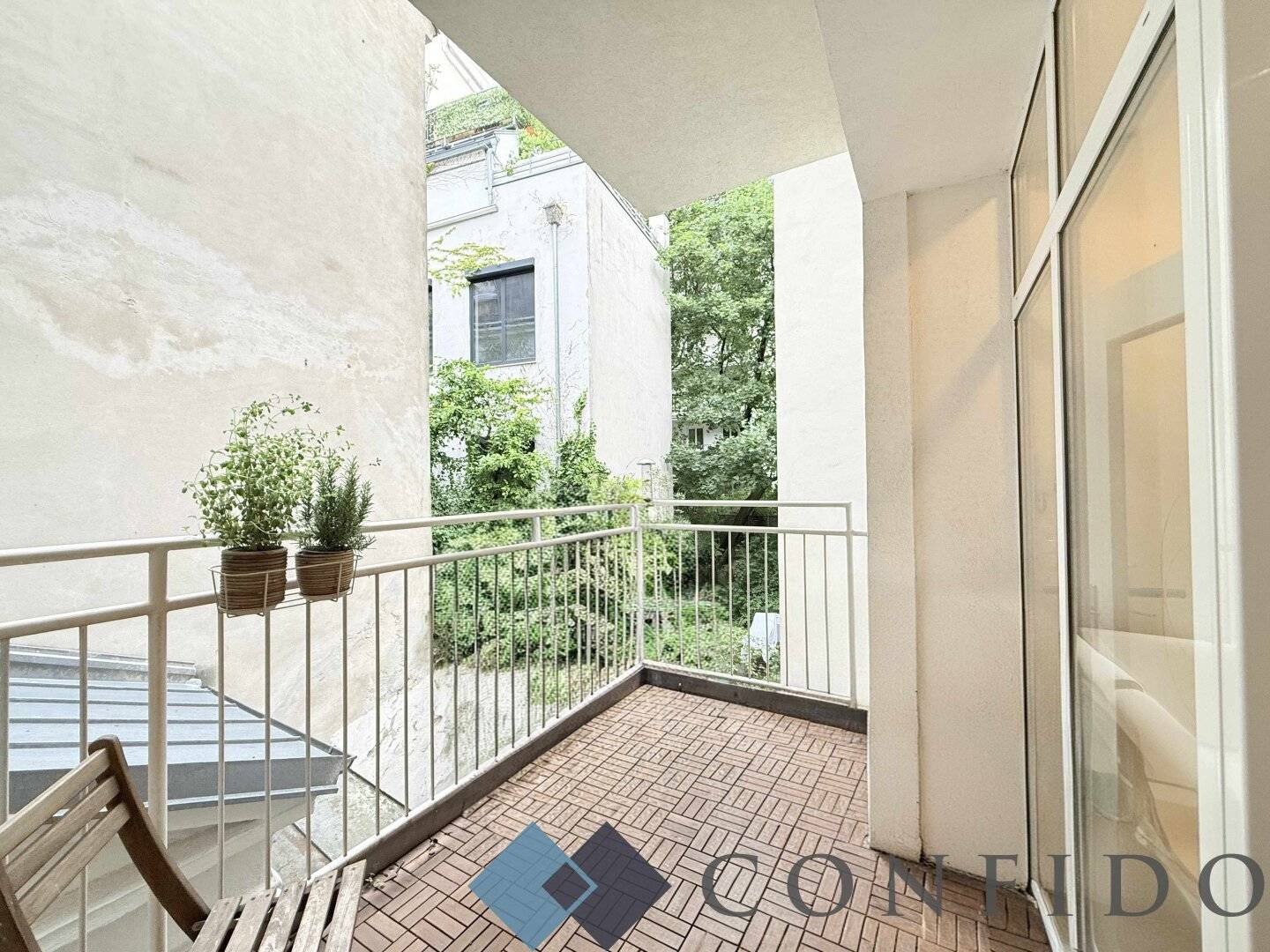 Wohnung im Biedermeierhaus mit Loggia und Balkon