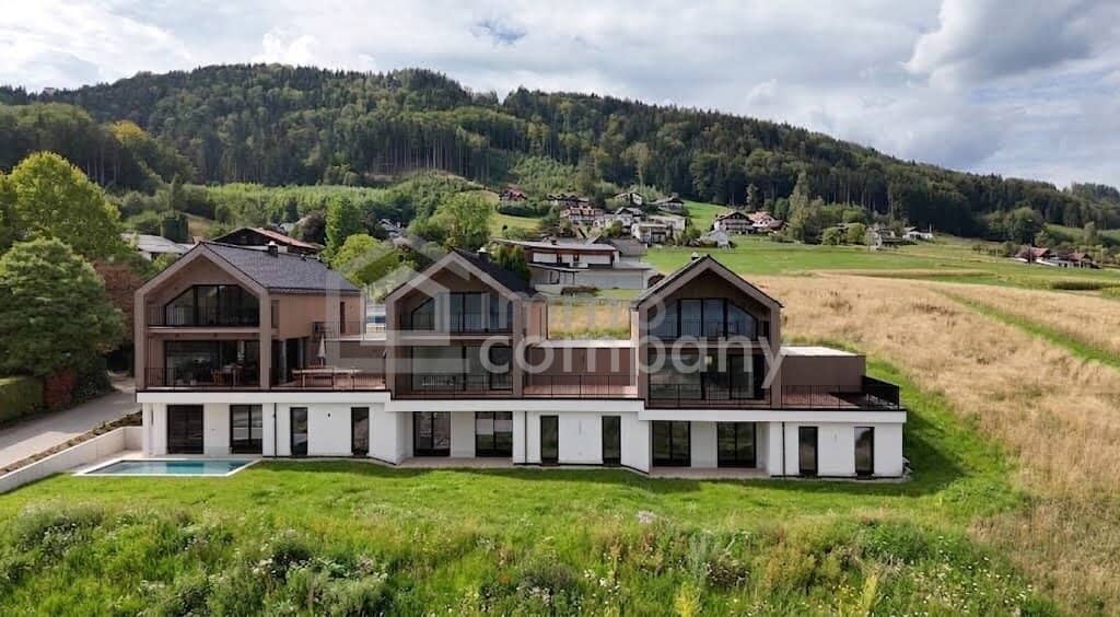 Reiheneckhaus mit Seeblick und Garten in Nußdorf am Attersee