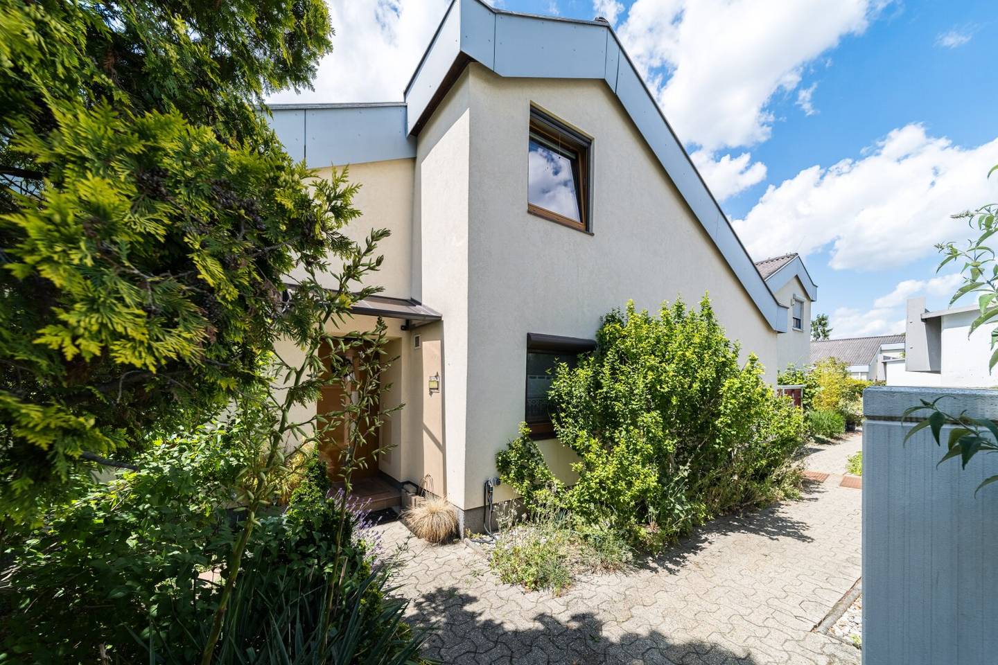 Townhouse with gallery and garden in green setting
