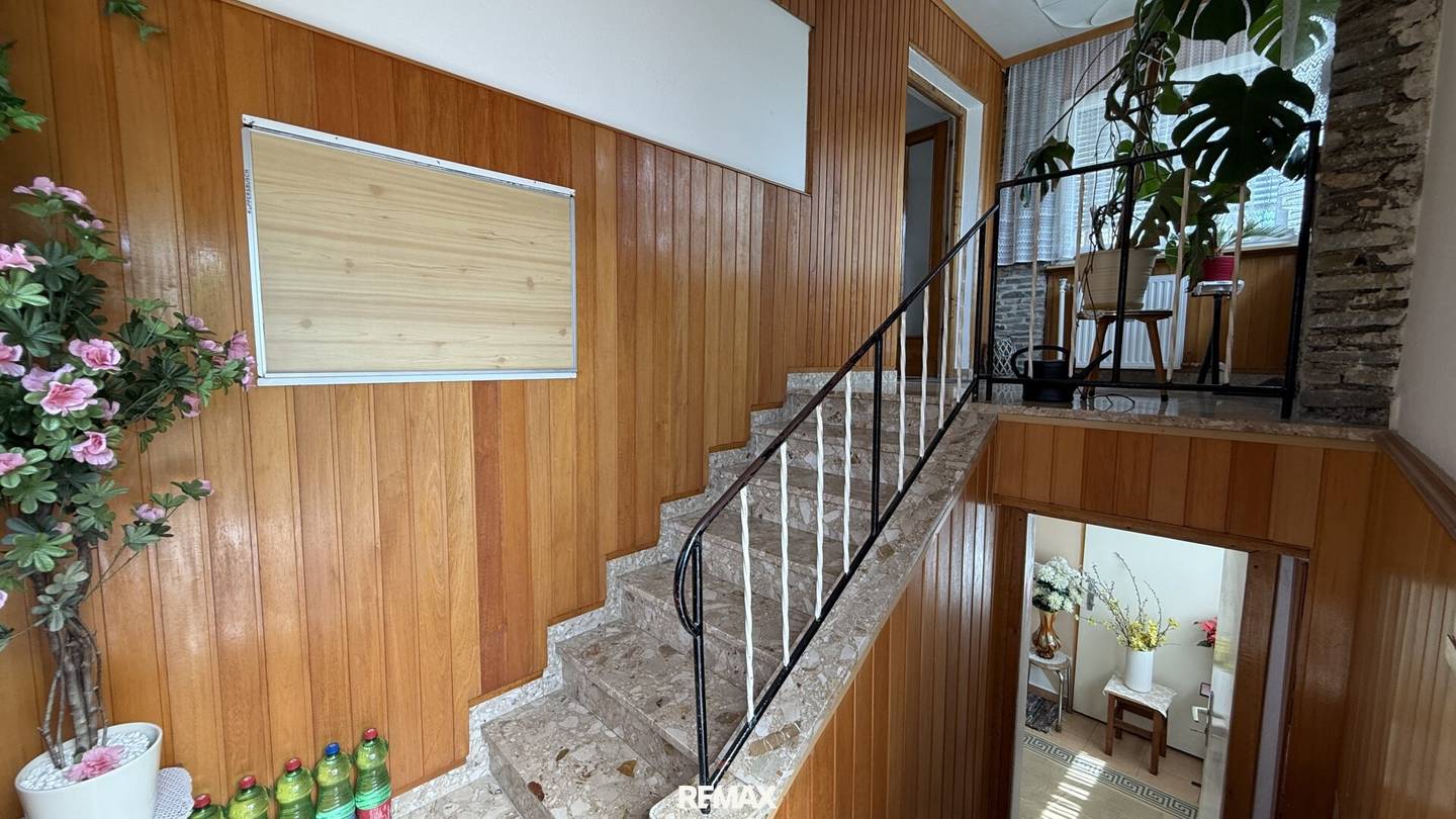 Einfamilienhaus mit Balkon und Garten mit Burgblick