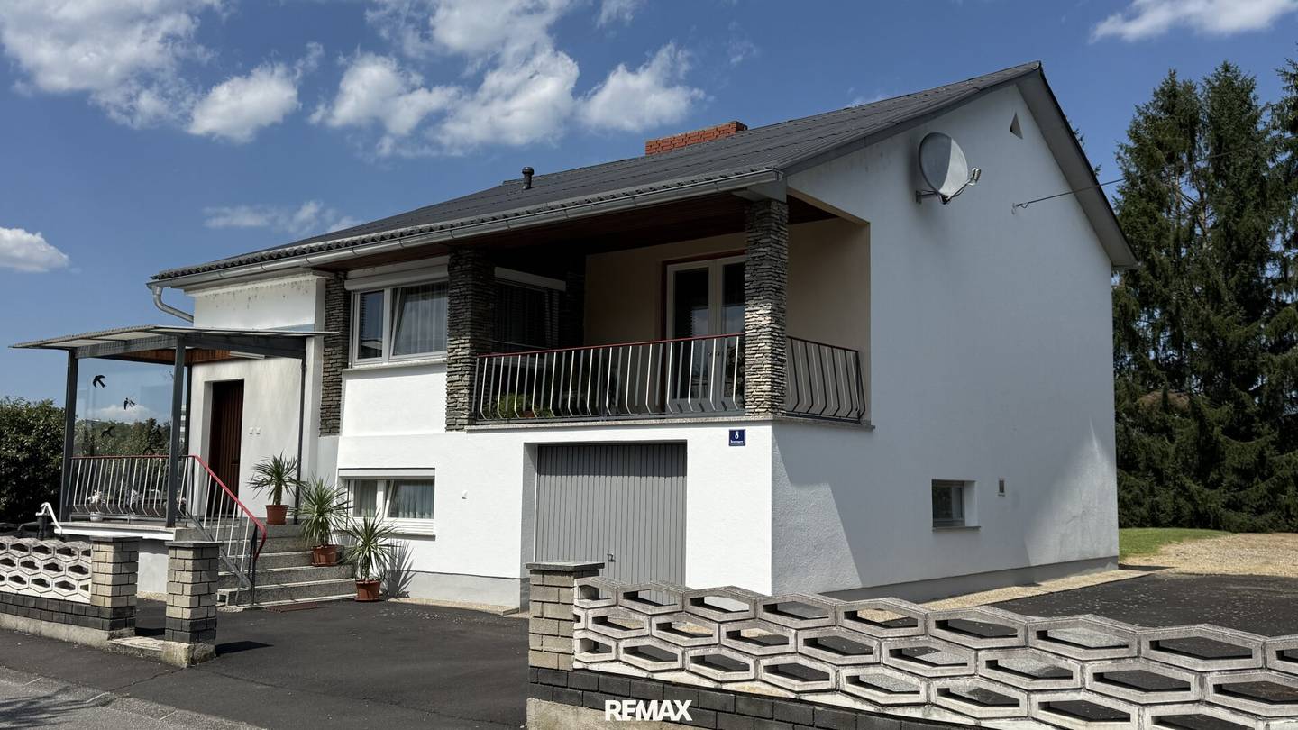 Einfamilienhaus mit Balkon und Garten mit Burgblick