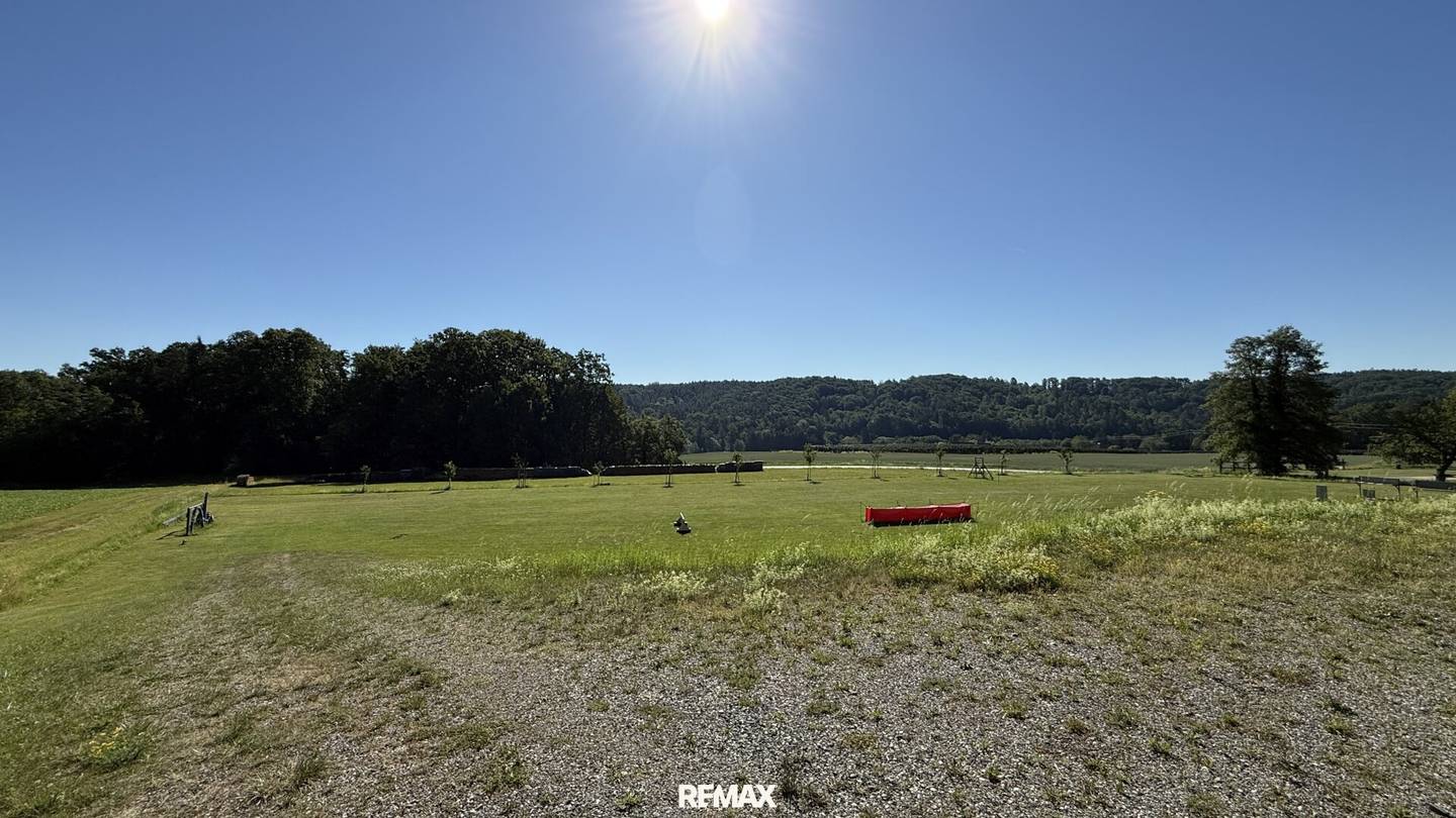 Sonniges Baugrundstück mit Fernblick in Alleinlage