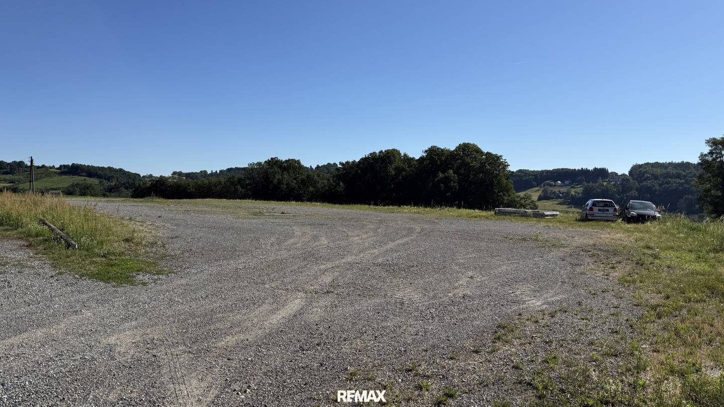Sonniges Baugrundstück mit Fernblick in Alleinlage