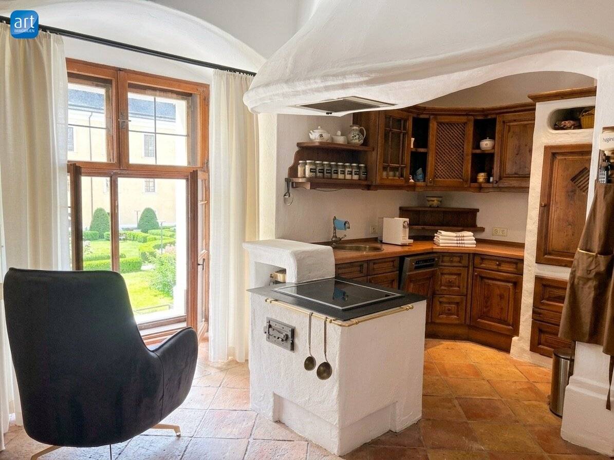 Exclusive living in Schloss Mondsee: tasteful 2 1/2 room apartment with underground parking space € 500,000.--