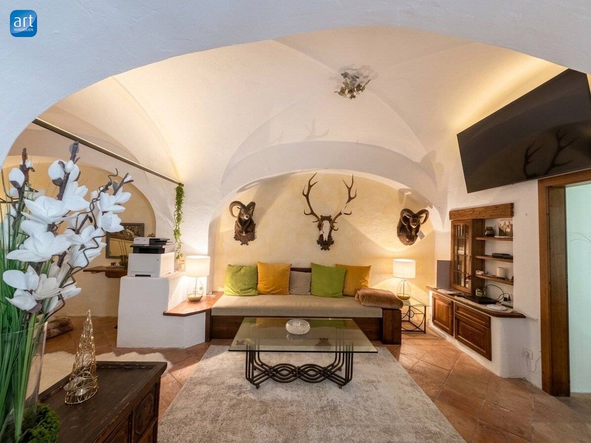 Exclusive living in Schloss Mondsee: tasteful 2 1/2 room apartment with underground parking space € 500,000.--