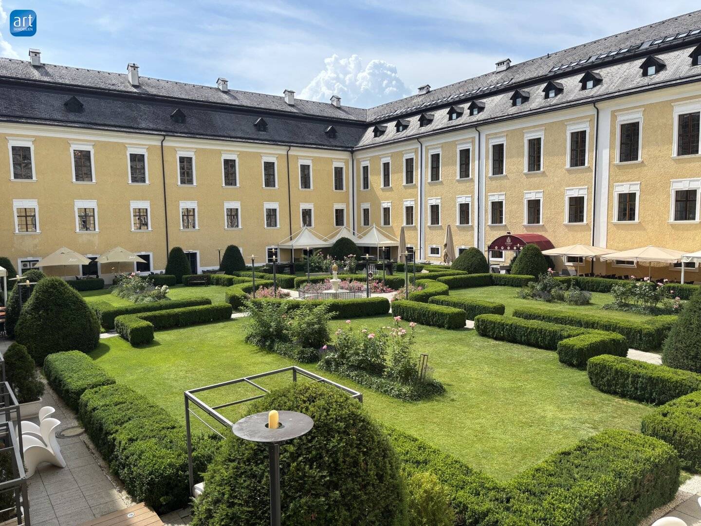Exclusive living in Schloss Mondsee: tasteful 2 1/2 room apartment with underground parking space € 500,000.--