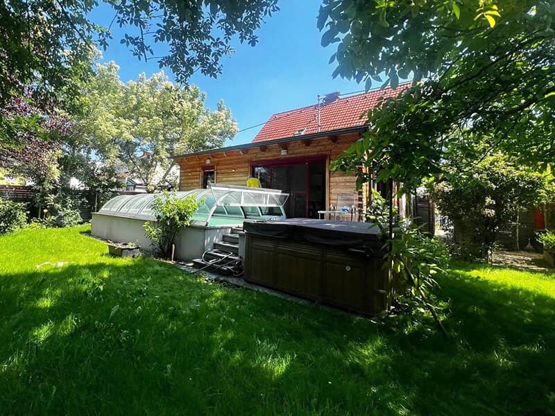 Modernisiertes Haus mit Pool und Garten in zentraler Lage