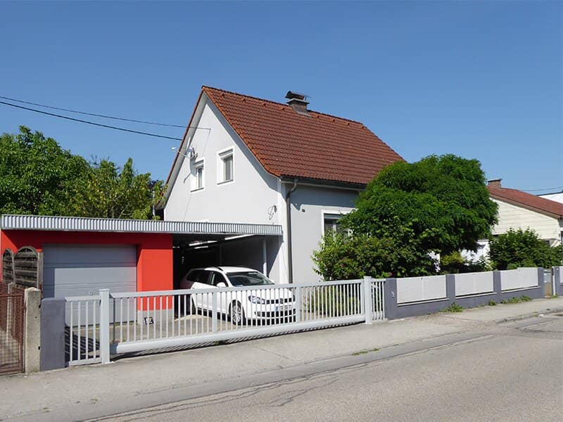 Modernisiertes Haus mit Pool und Garten in zentraler Lage