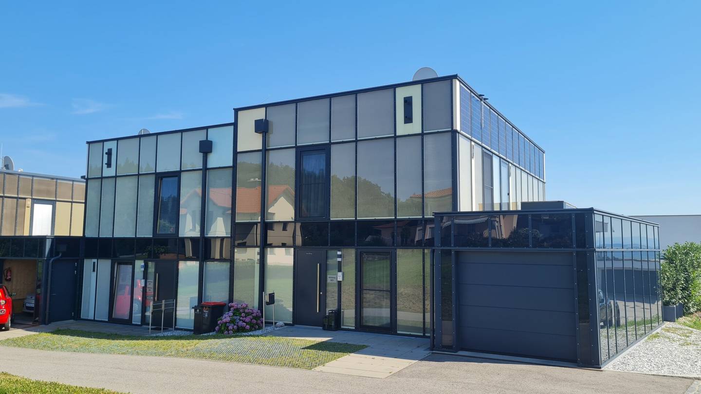 Modern Semi-Detached House with Garden and Terrace