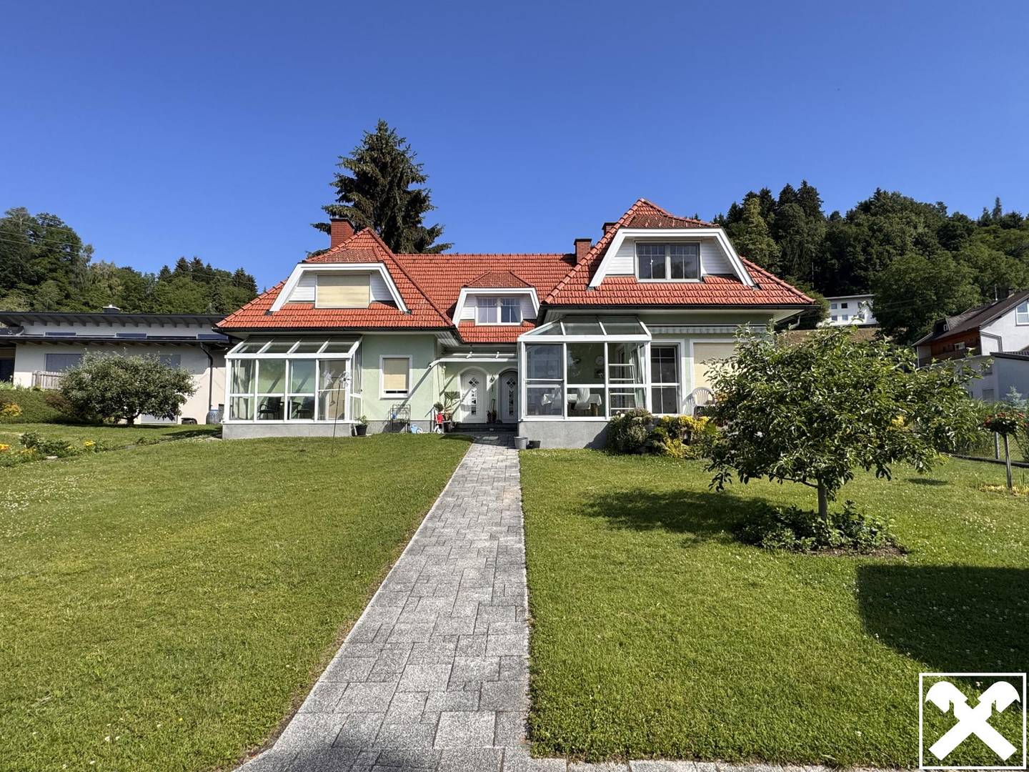 Großzügiges Haus mit Wintergarten und Garten in Feldkirchen
