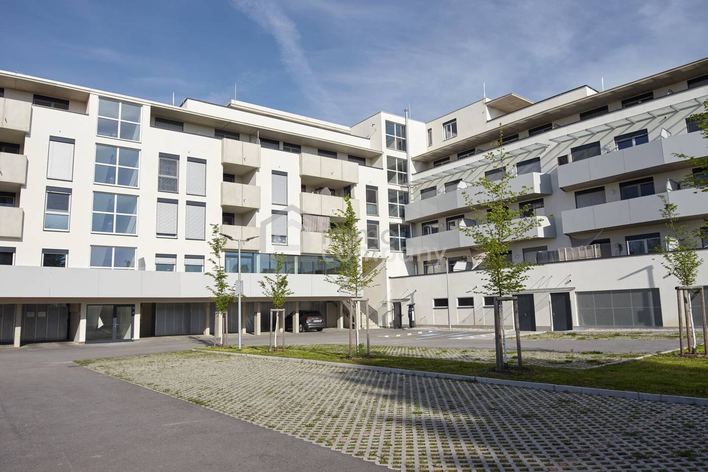 Neuwertige Terrassenwohnung mit Südausrichtung und Garage