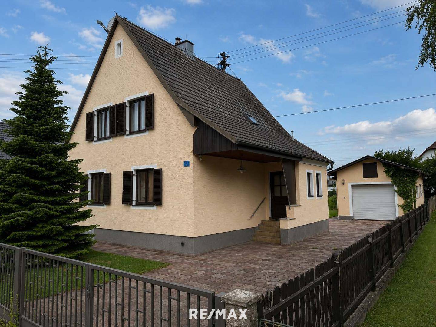 Einfamilienhaus mit Wintergarten und Garage in ruhiger Lage