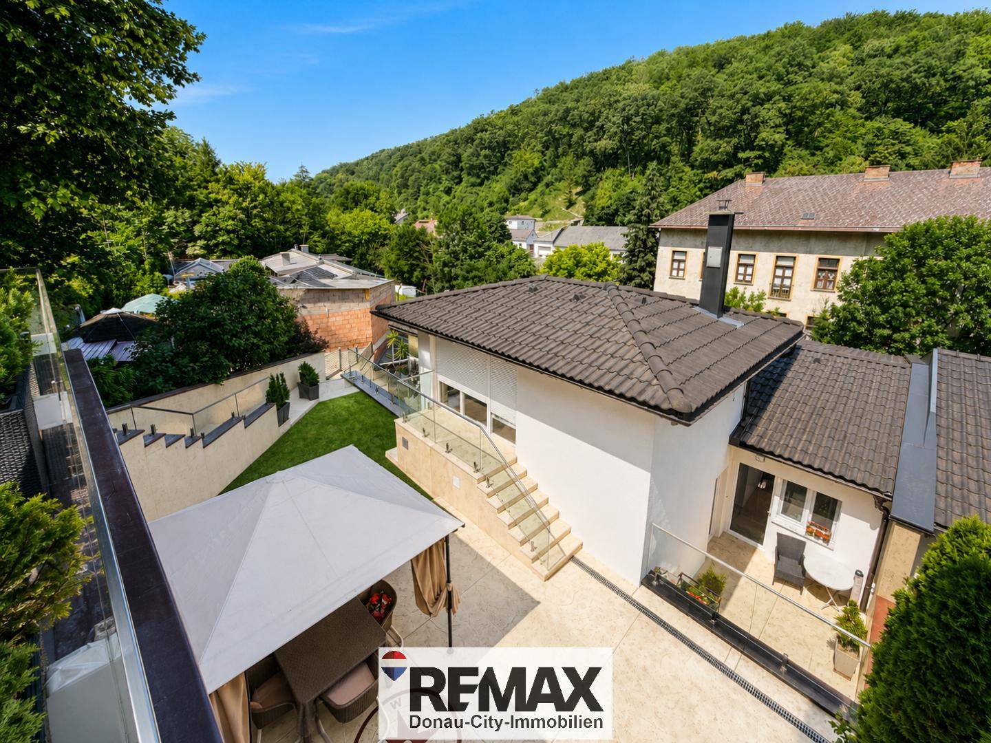Mehrfamilienhaus mit Terrassen und Grünblick
