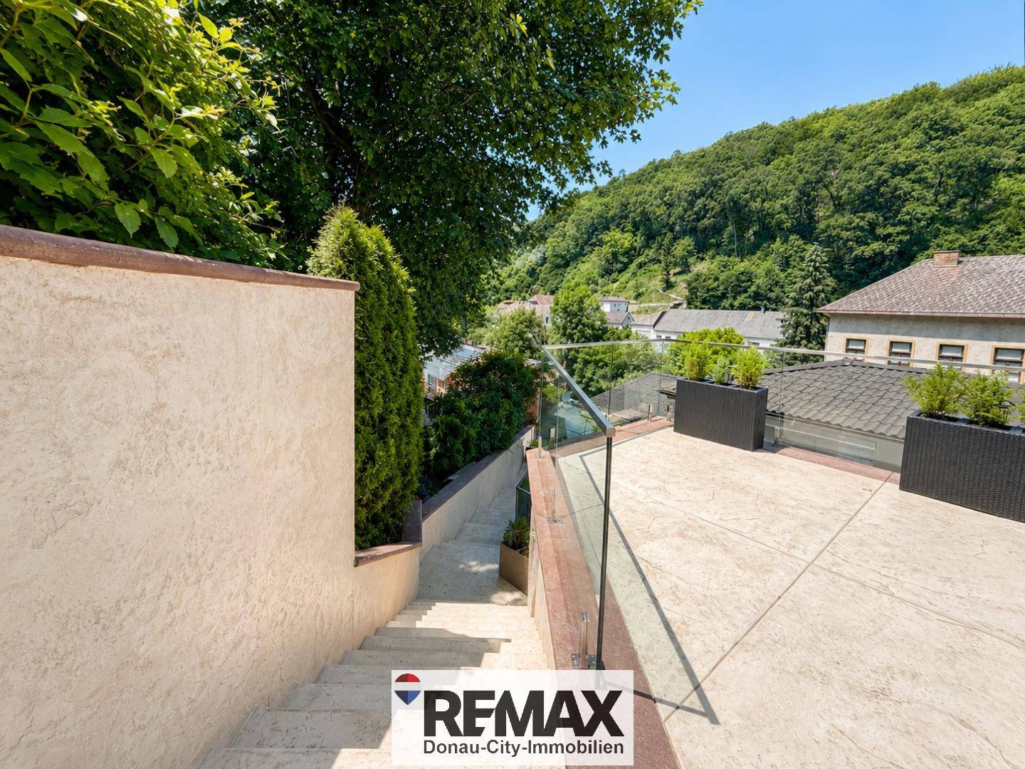 Mehrfamilienhaus mit Terrassen und Grünblick