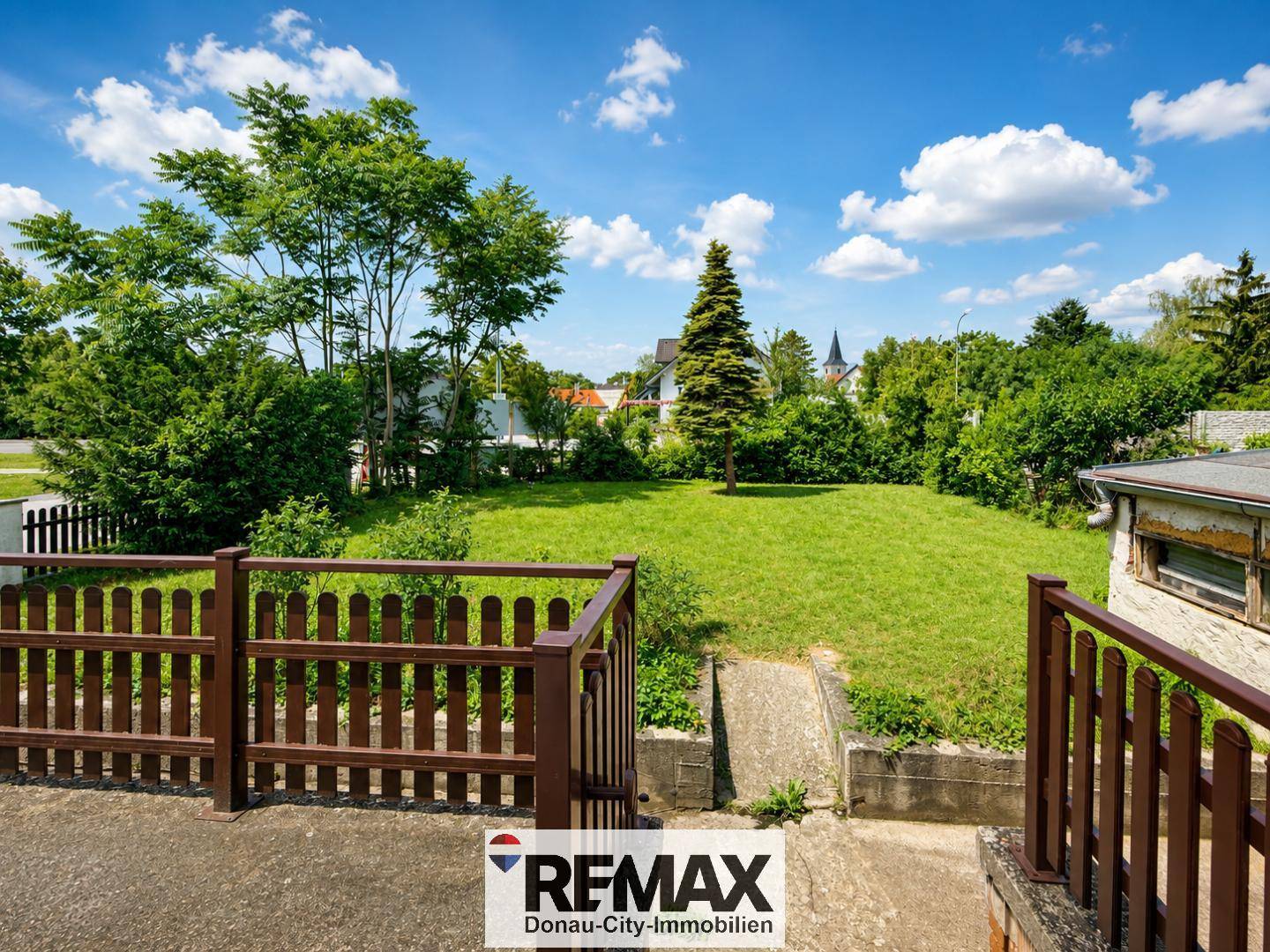 Single family home with large garden and two entrances in Weigelsdorf