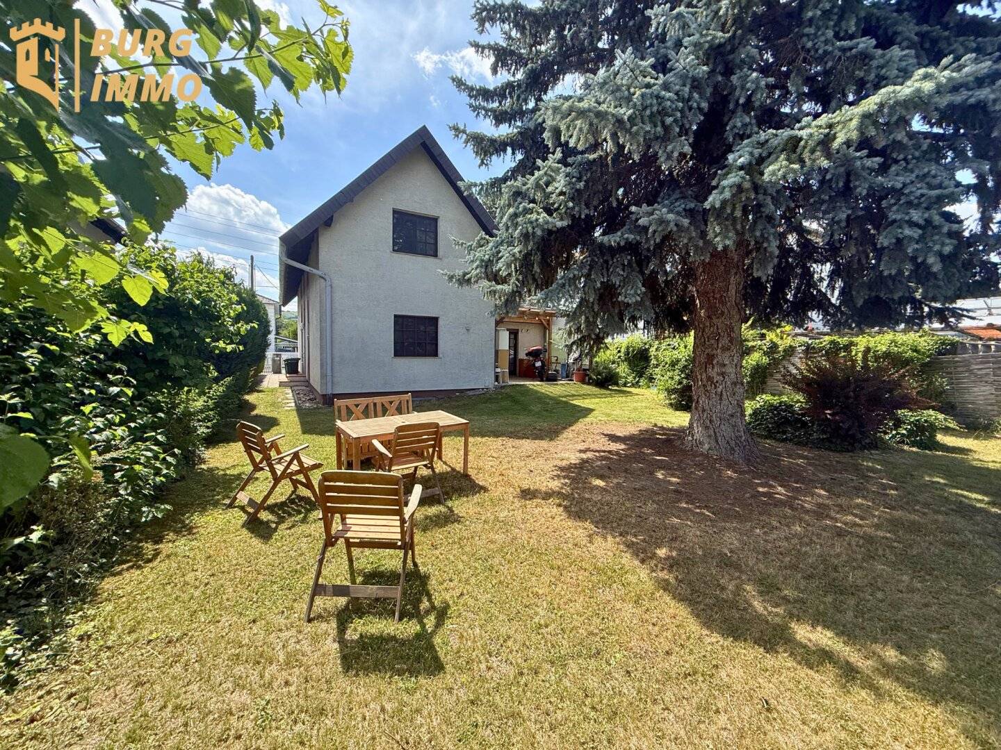 Family house with garden and pool in quiet location