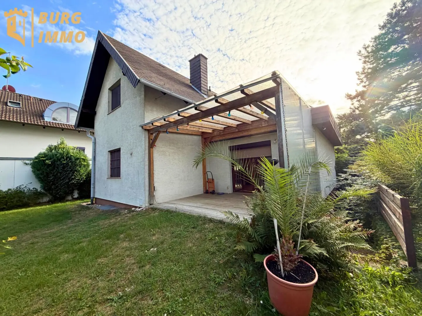 Family house with garden and pool in quiet location