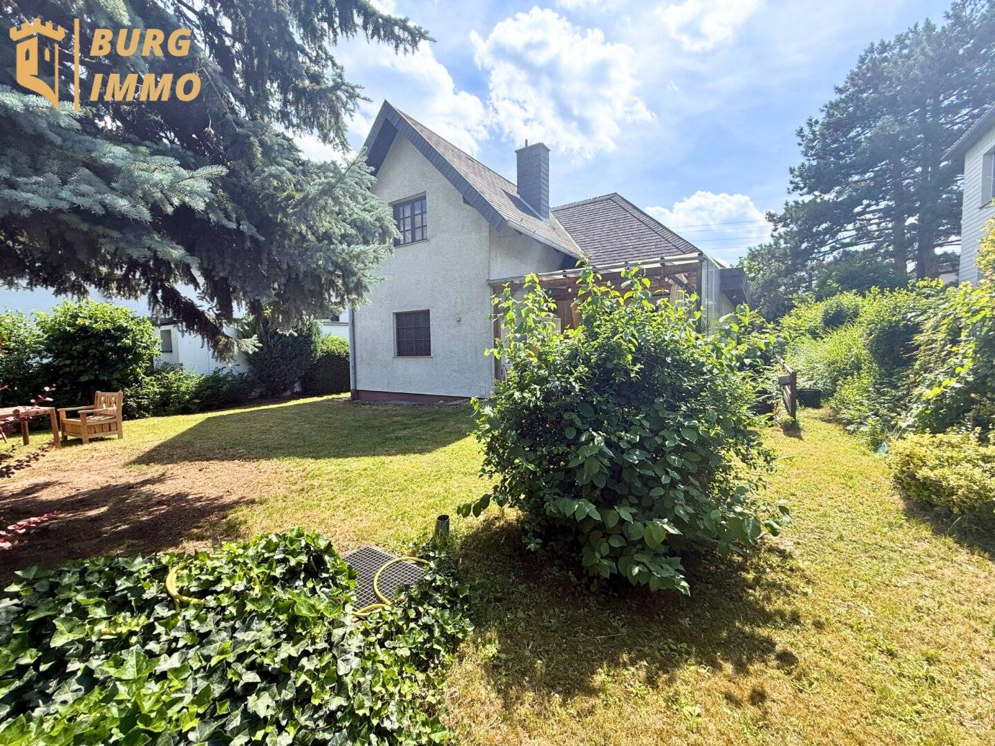 Family house with garden and pool in quiet location