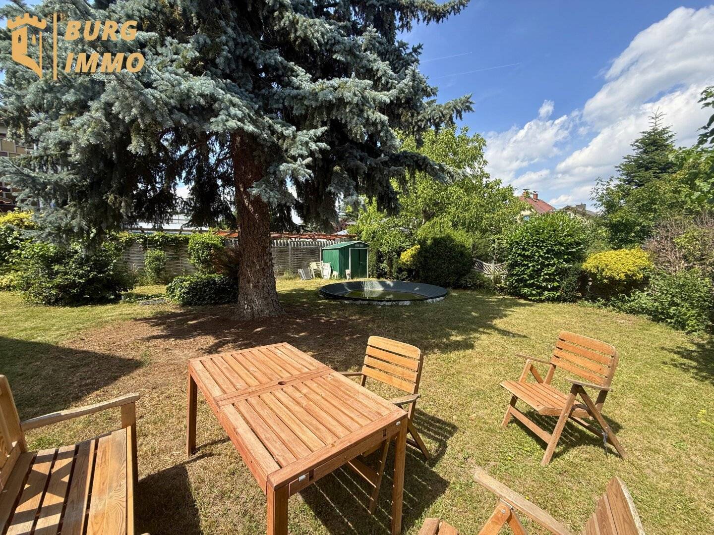 Family house with garden and pool in quiet location