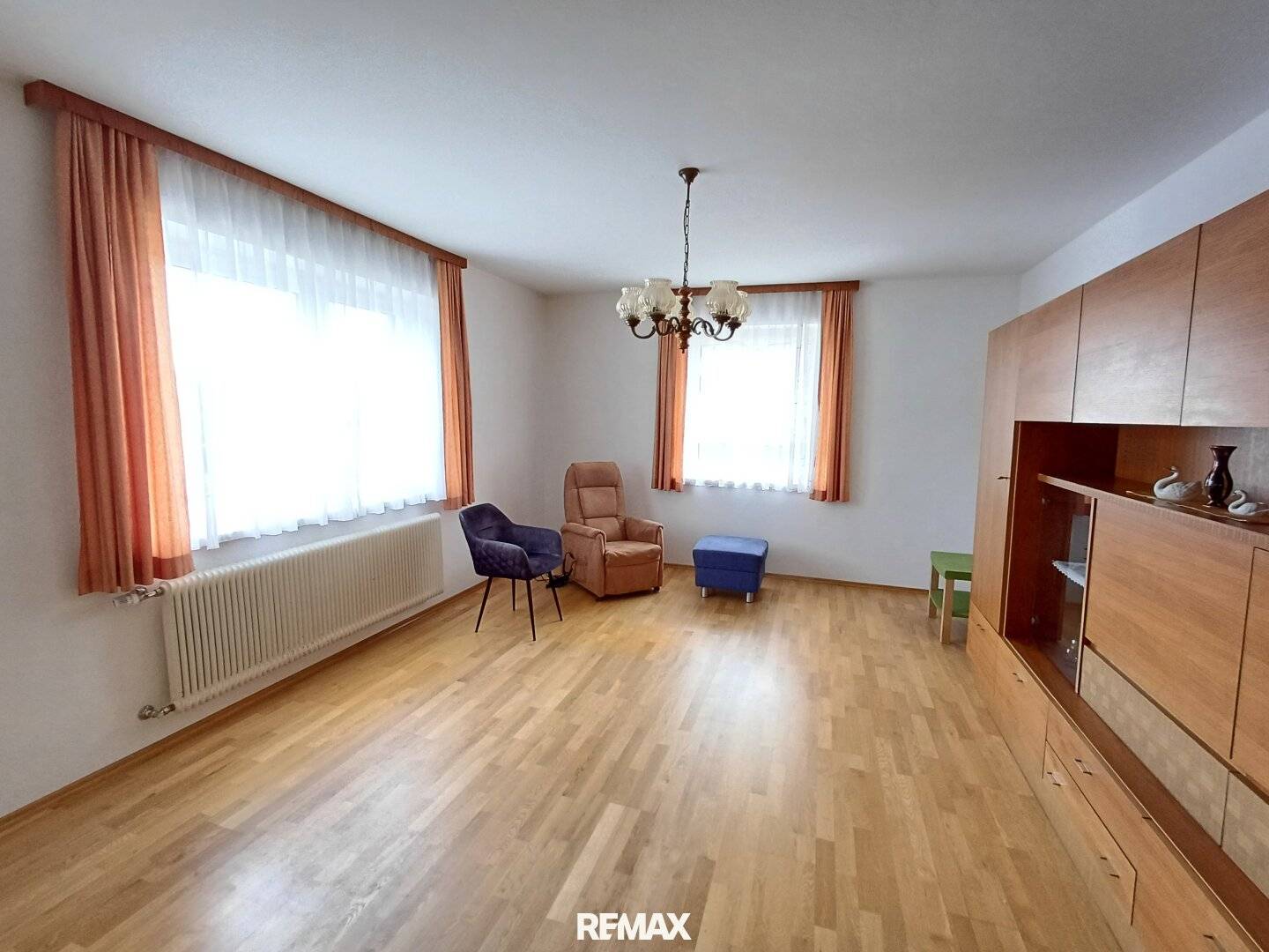 Zweifamilienhaus mit großem Garten und zwei Garagen
