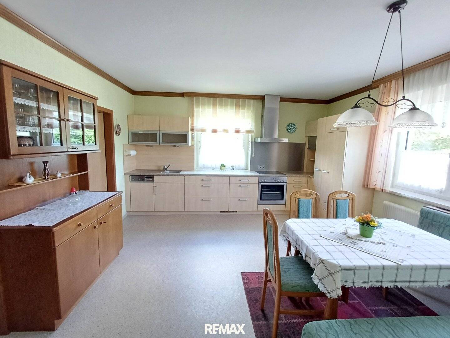 Zweifamilienhaus mit großem Garten und zwei Garagen