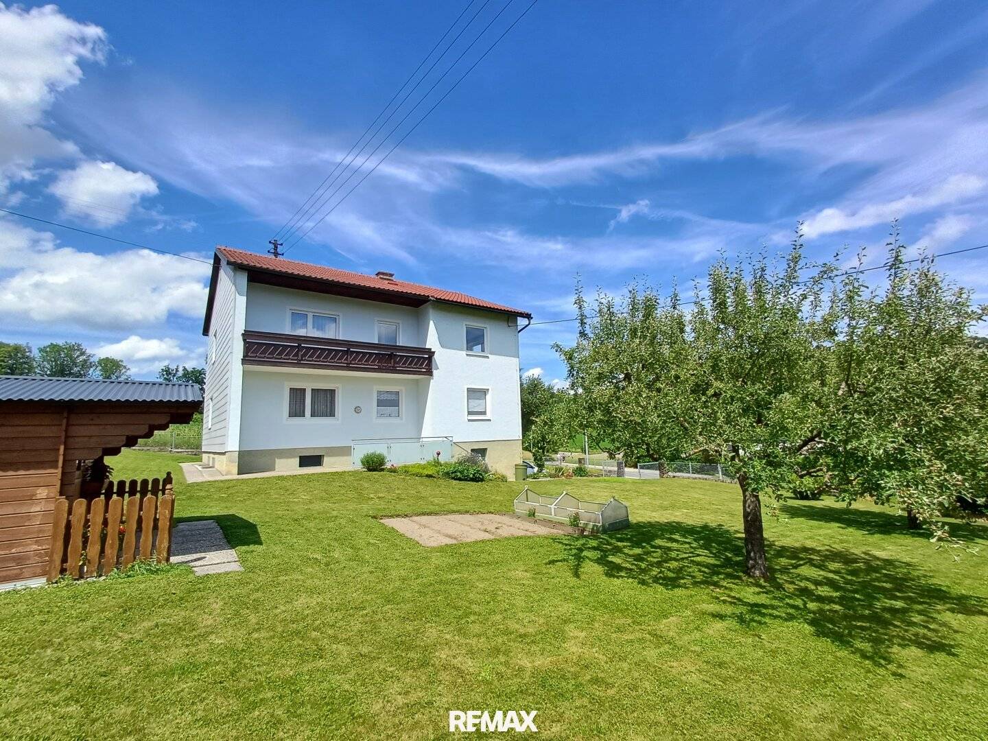 Zweifamilienhaus mit großem Garten und zwei Garagen