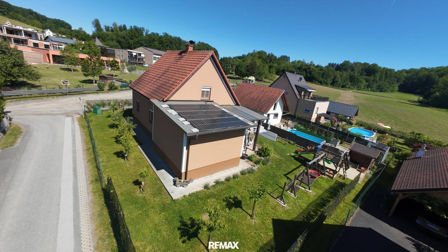 Modernisiertes Einfamilienhaus mit Photovoltaik und Hobbyräumen