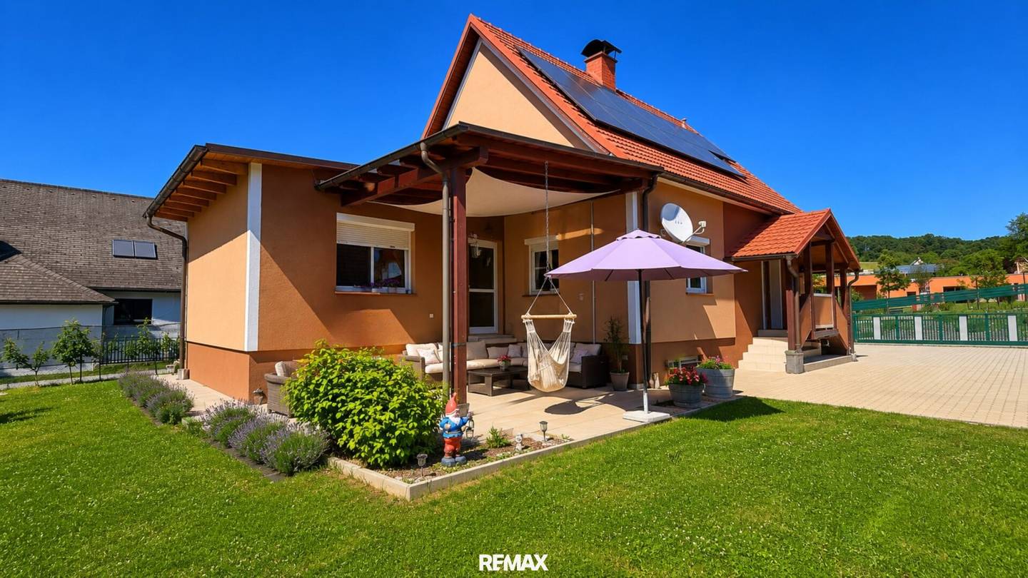 Modernisiertes Einfamilienhaus mit Photovoltaik und Hobbyräumen