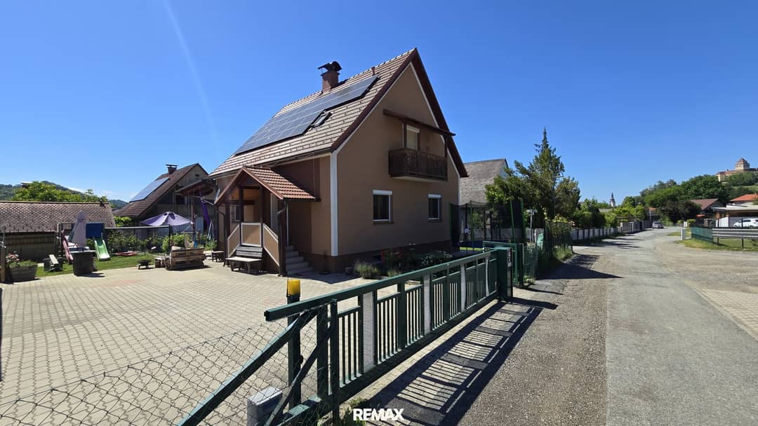 Modernisiertes Einfamilienhaus mit Photovoltaik und Hobbyräumen
