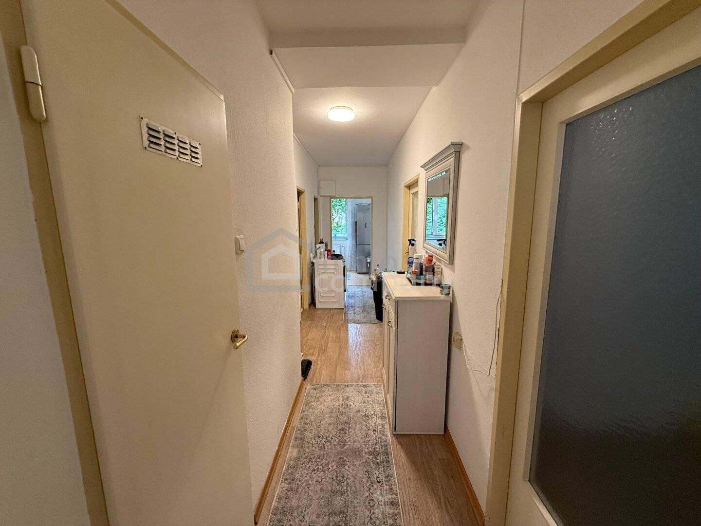 Helle Wohnung mit Parkett und separater Küche nahe Bahnhof