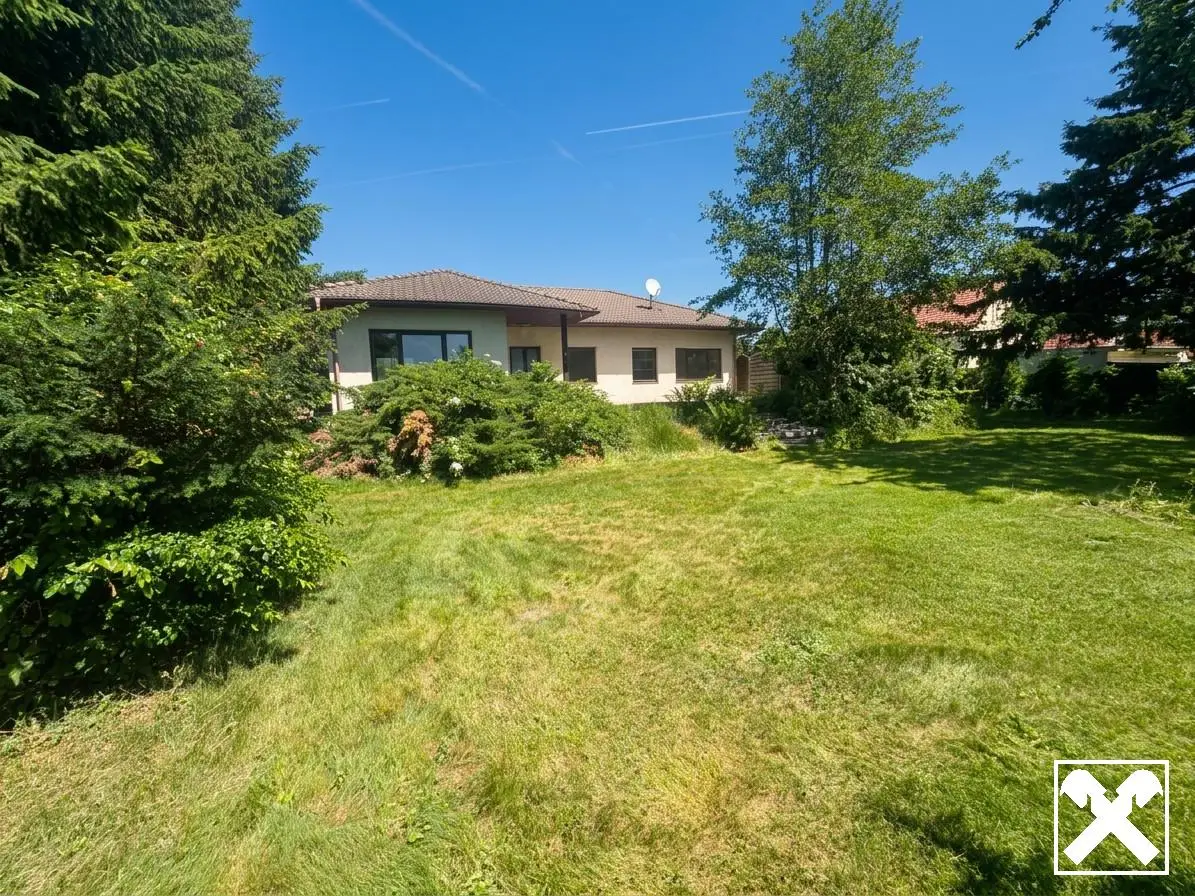 Bungalow with large garden and terrace in Peisching