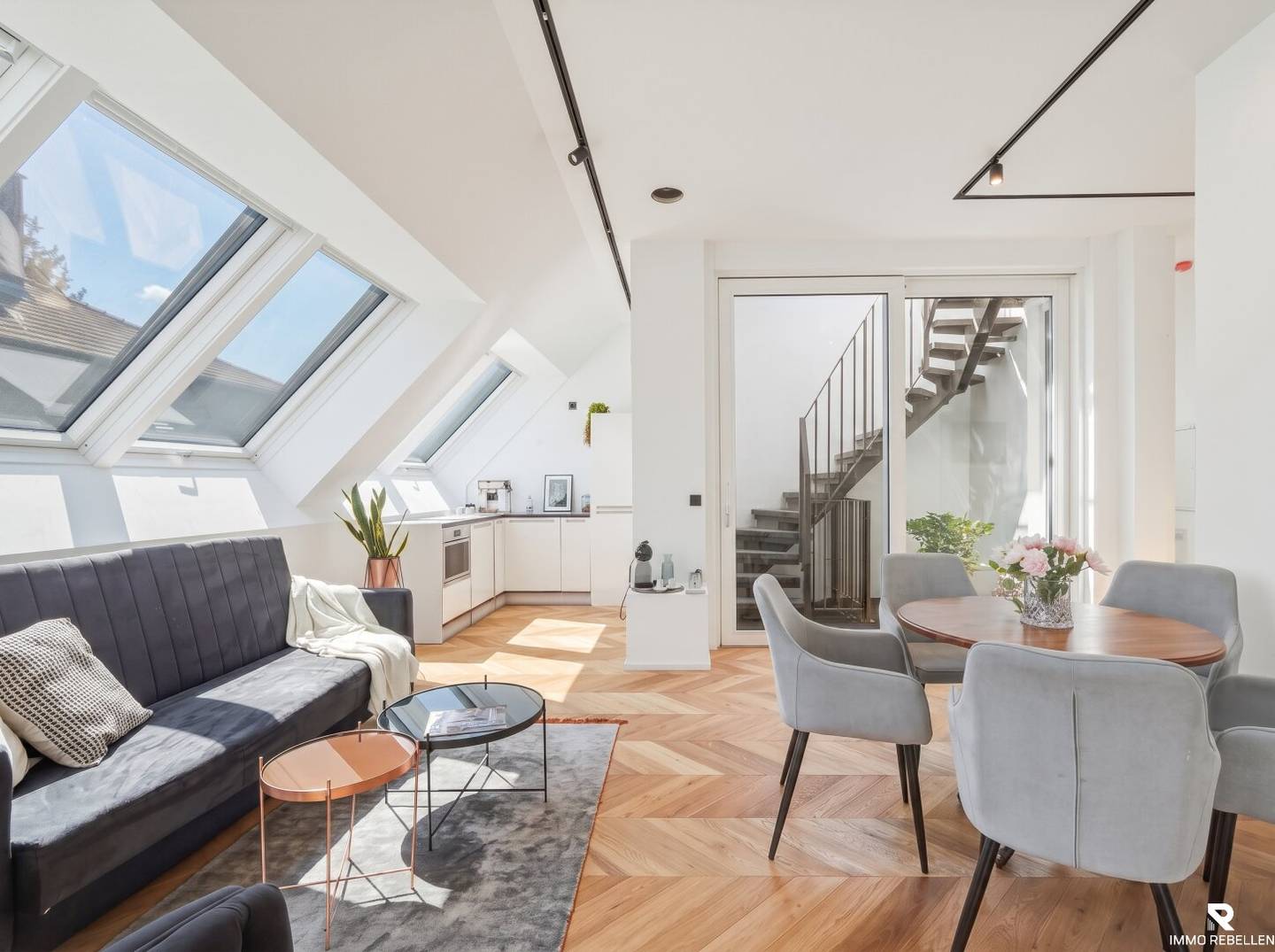 Penthouse apartment with sunny rooftop terrace and 360 degree view near Schönbrunn
