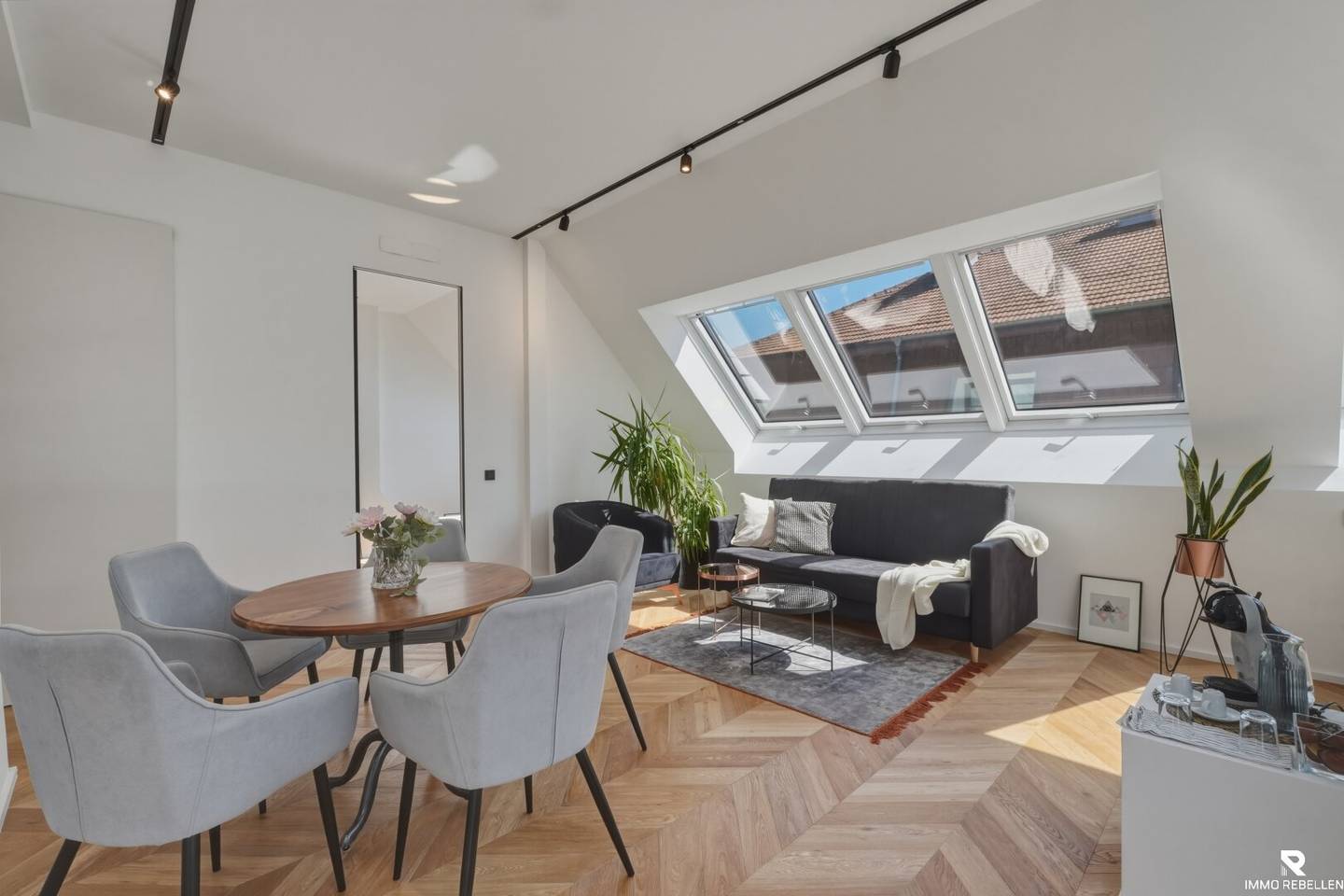 Penthouse apartment with sunny rooftop terrace and 360 degree view near Schönbrunn