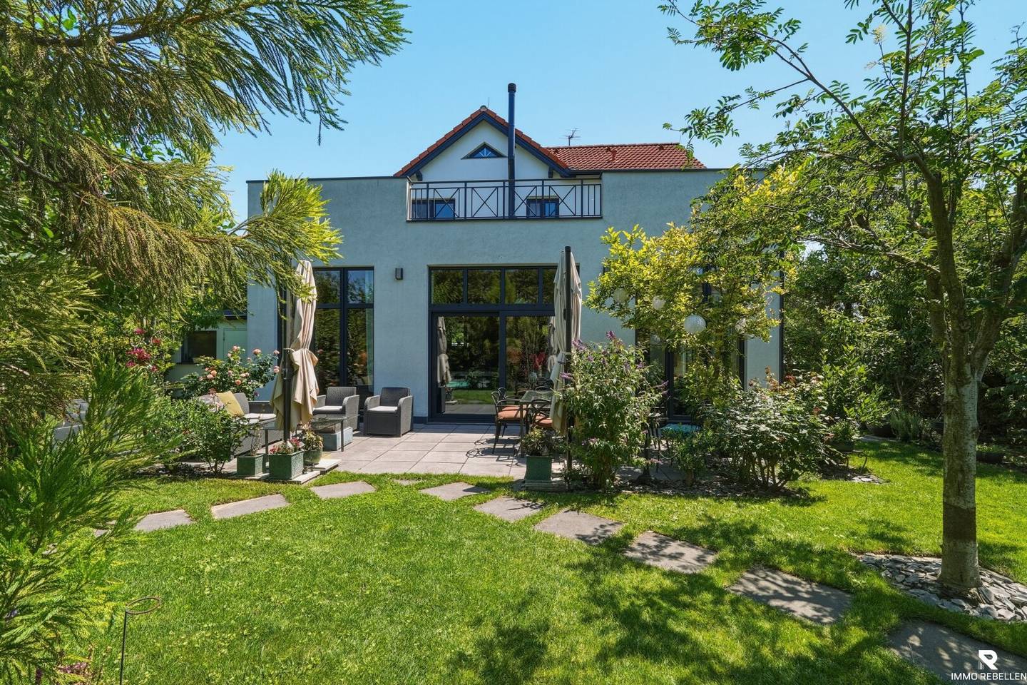 Single family home with pool garden and garage in Vienna Donaustadt