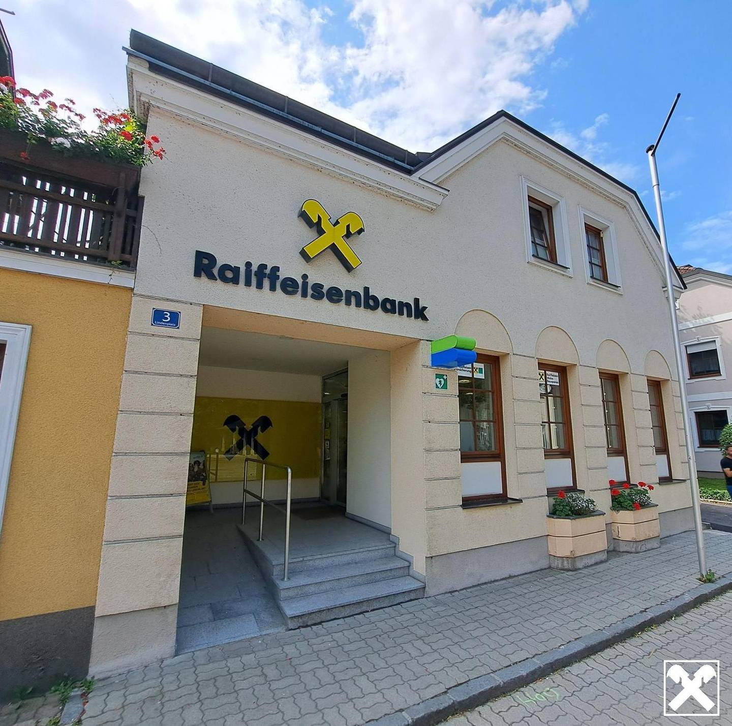 Former bank branch with rented apartment and garden