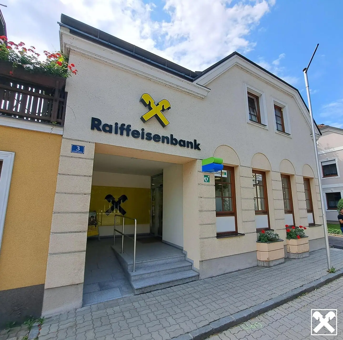 Former bank branch with rented apartment and garden