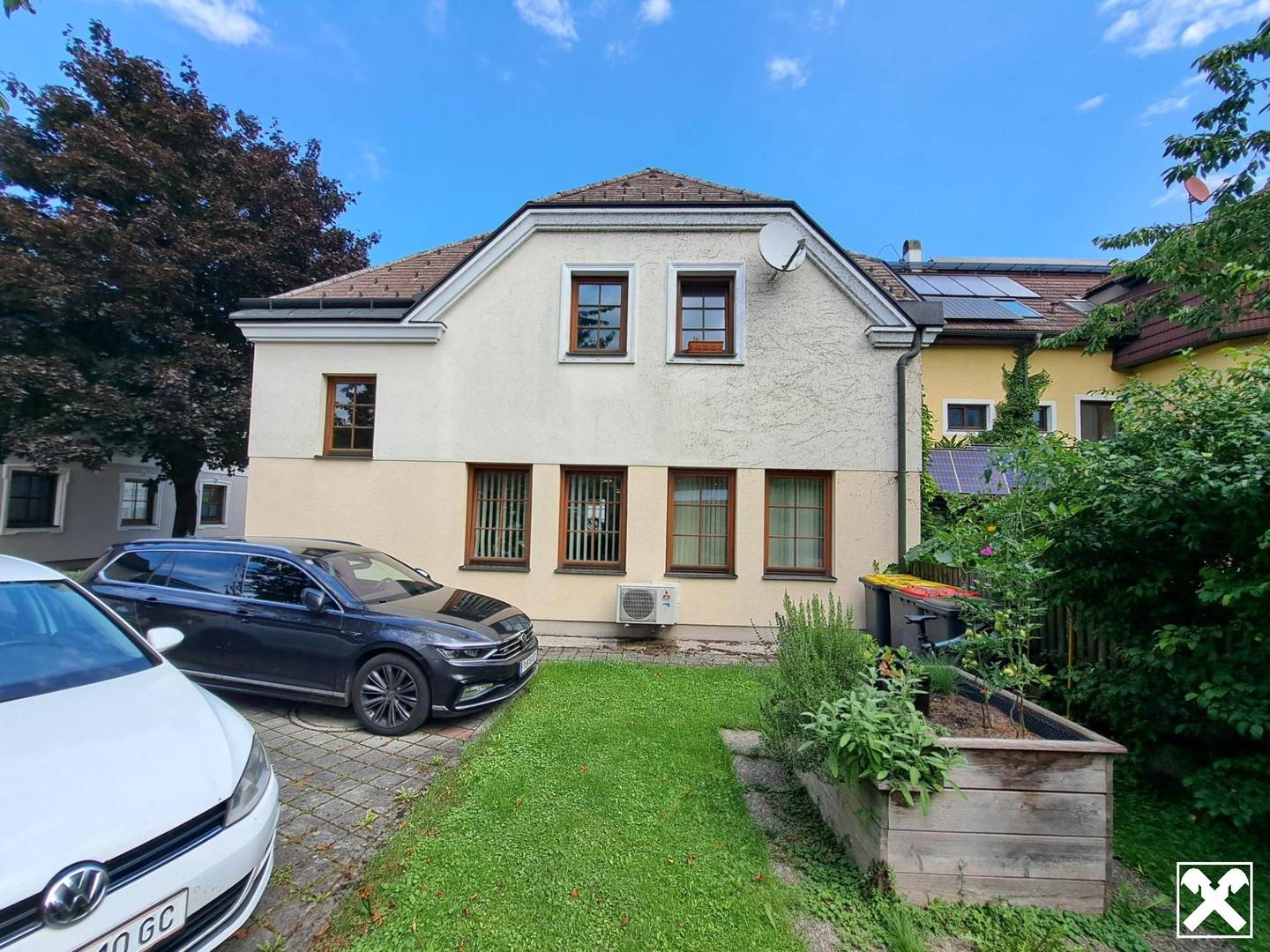 Former bank branch with rented apartment and garden