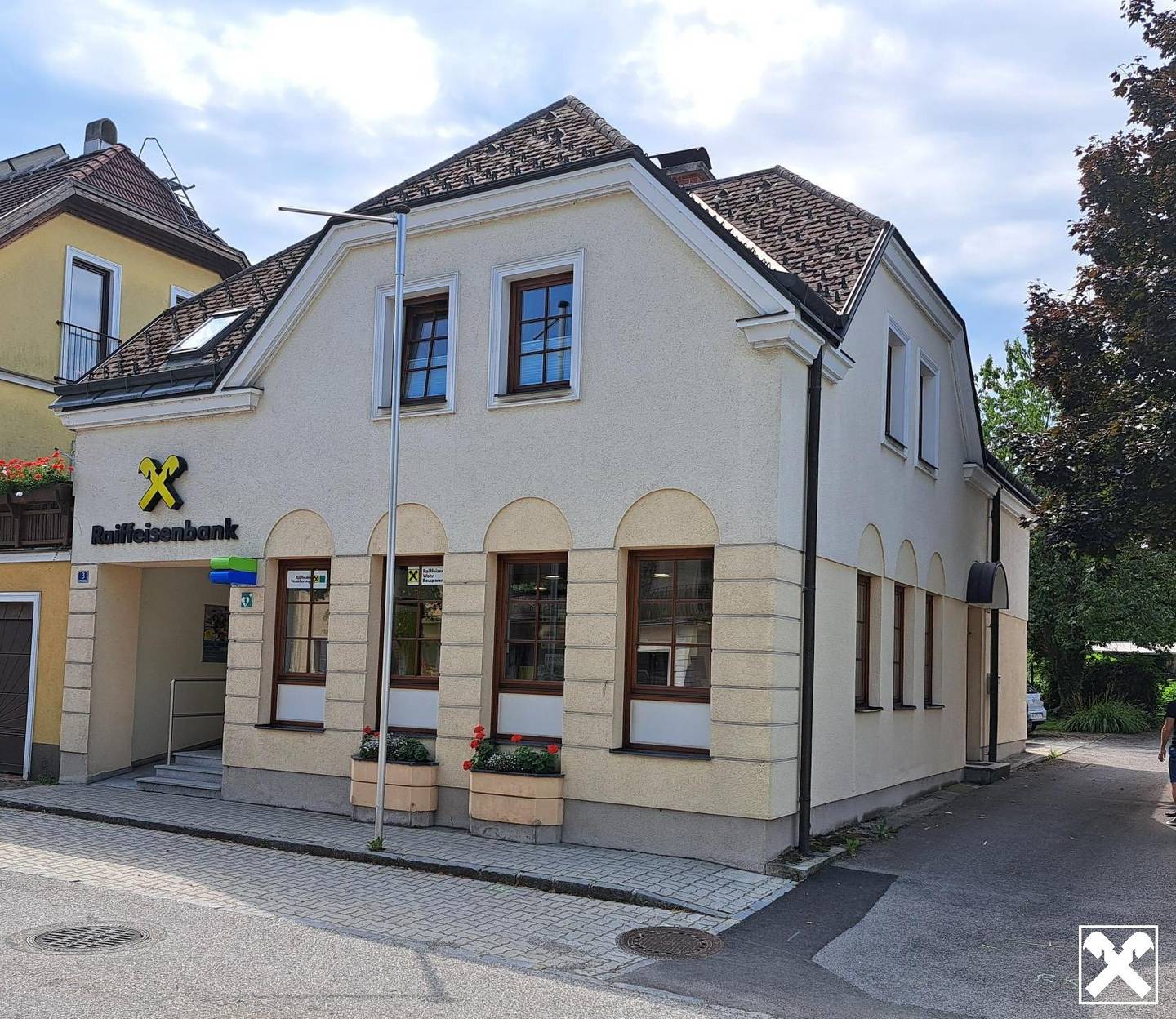 Former bank branch with rented apartment and garden