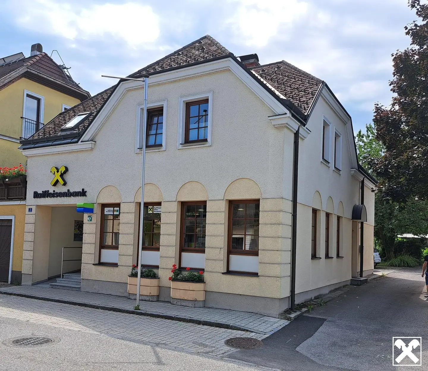 Former bank branch with rented apartment and garden