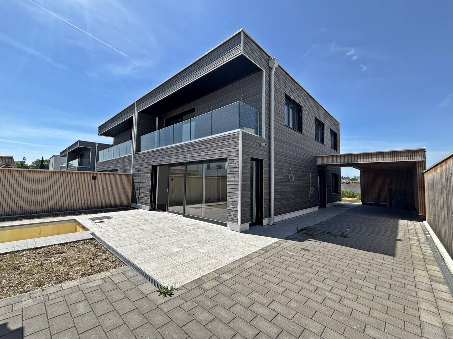 Helle Doppelhaushälfte mit Terrasse Pool und Garten