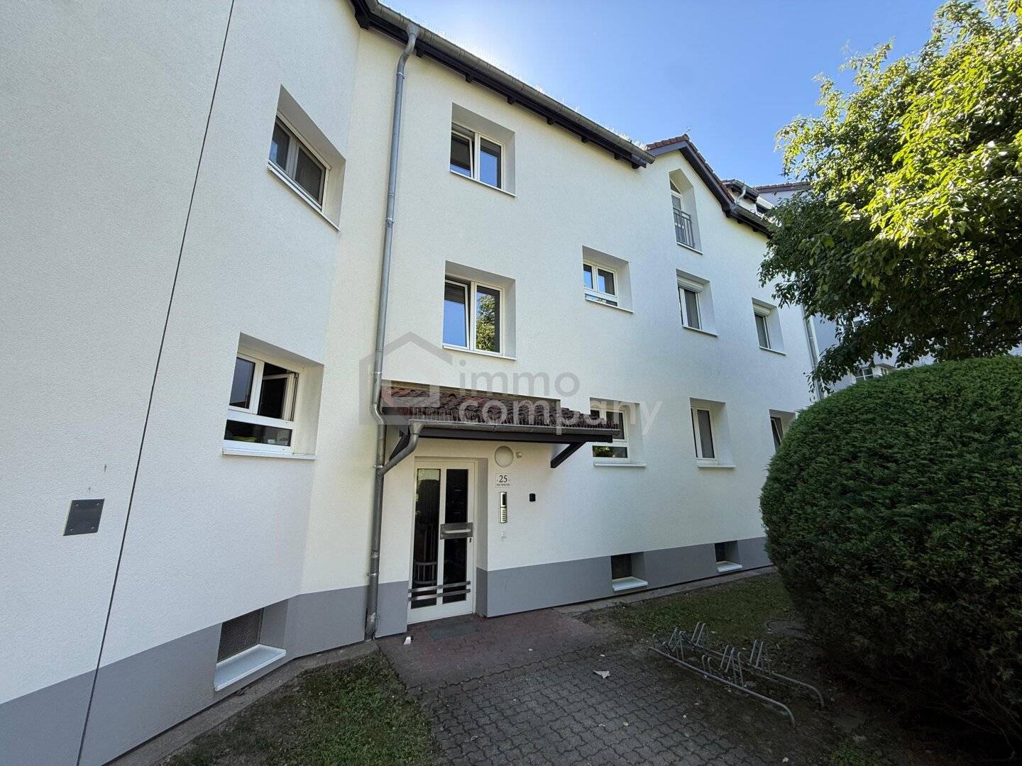Modernisierte Wohnung mit sonniger Loggia und Blick ins Grüne