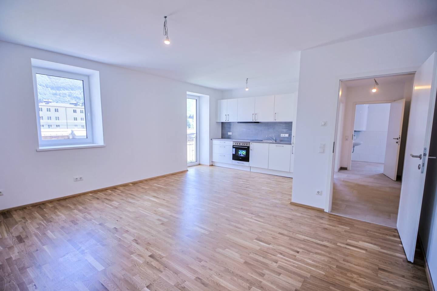 Kernsanierte Wohnung mit Einbauküche und Stellplatz in Traunsee-Nähe